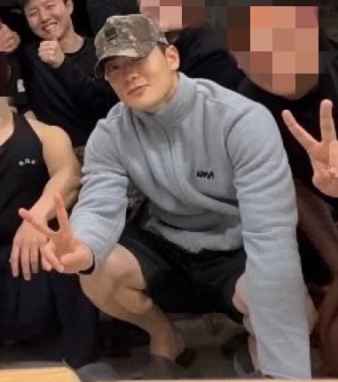 unojaehyun's tweet photo. show off the beautiful knees https://t.co/nw3Cy7wtJ6