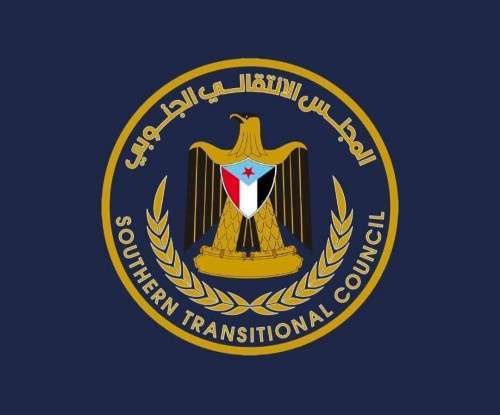 NA_OF_STC's tweet photo. بيان صادر عن الجمعية الجمعية الوطنية للمجلس الانتقالي الجنوبي – العاصمة عدن
بخصوص المواقف الفردية الأخيرة

الأحد ١ مارس ٢٠٢٦م 
العاصمة عدن

اطّلعت الجمعية الوطنية للمجلس الانتقالي الجنوبي، عبر وسائل الإعلام والتواصل الاجتماعي، على مقطع فيديو تم تداوله اليوم، يظهر فيه عدد لا يتجاوز أصابع اليد الواحدة، يتقدمهم المدعو/ أحمد عقيل باراس، وقيامهم فيه بإصدار بيان مسجل ودون أي مصوغ قانوني أو صفة تنظيمية مخولة الإعلان عن تأييدهم قرار الرياض المسرحي بما يسمى حل المجلس الانتقالي الجنوبي. 

وانطلاقاً من مسؤوليتها الوطنية والتنظيمية، تؤكد الجمعية الوطنية للمجلس الانتقالي التوضيح لما يلي:

أولاً: إن كل من ظهر في هذا الفيديو من أعضاء الجمعية الوطنية لا يمثلون الجمعية الوطنية بأي حال من الأحوال. حضورهم الهزيل وإعلانهم المأجور يعبر فقط عن آرائهم الشخصية ومصالحهم الضيقة، في وقت كان الأحرى بهم أن يصطفوا خلف قيادة المجلس الانتقالي، ومعركة شعب الجنوب المصيرية.

ثانياً: إن من تصدر قراءة هذا البيان المشبوه، المدعو أحمد عقيل باراس، هو عضو سابق، قد سبق للجمعية الوطنية أن أصدرت قراراً بفصله من العضوية قبل أسبوعين، وذلك نتيجة تجاوزاته الواضحة ومخالفته الصريحة للتعليمات المنظمة للعمل خلال هذه المرحلة الحساسة التي يمر بها الجنوب والمجلس الانتقالي على وجه الخصوص. أما من معه من أفراد فهم إما مستشارون غير أعضاء في الجمعية أو شخصيات لا صفة تنظيمية لهم.

ثالثاً: إن الجمعية الوطنية التي يمثل أعضاؤها البالغ عددهم الفعلي (371) عضوًا جميع محافظات الجنوب، تؤكد للجميع أن هذه الأفعال الفردية لن تحدث أي إرباك في مسيرتها. فالجمعية ماضية في عملها، متمسكة بقضيتها العادلة، ملتفة خلف القيادة السياسية للمجلس الانتقالي الجنوبي بقيادة الرئيس القائد عيدروس قاسم الزبيدي، الحامل السياسي للقضية الجنوبية، ومتمسكين بالإعلان الدستوري الصادر عن المجلس الانتقالي مؤخرًا،  ومواصلة النضال حتى استعادة الدولة الجنوبية كاملة السيادة.

رابعاً: تؤكد الجمعية الوطنية، استناداً إلى لوائحها التنظيمية الداخلية، أنه لا يحق لأي عضو فيها إصدار أي بيانات أو تبني مواقف خاصة باسم المجلس أو الجمعية، وأي فعل من هذا القبيل يعتبر خروجاً عن الالتزام التنظيمي وإعلاناً صريحاً عن الانتماء لأجندات خارج الصف الوطني.

خامساً: تشدد الجمعية الوطنية على أن قضية حل المجلس الانتقالي الجنوبي أو استمراره هي مسألة لا تدخل في صلاحيات أفراد أو جماعات، بل هي قرار سيادي يعود حصرياً لرئيس المجلس، الرئيس عيدروس قاسم الزبيدي، بوصفه القائد الأعلى لهذا الكيان السياسي والتنظيمي، ومزمن في النظام الأساسي بعد استعادة الدولة الجنوبية المنشودة 

 ختامًا: أن الجمعية الوطنية تؤكد موقفها الثابت، تجاه قضيتها العادلة، خلف القيادة للمجلس الانتقالي، مؤكدة أن السيادة لا تُحلّ ببيان، ولا تُلغى بتصريح. والشعوب حين تقول كلمتها في ساحاتها… تصبح هي صاحبة القول الفصل، أما أنتم فقد انتهى دوركم المخزي قبل أن يبدأ.

الرحمة والمغفرة للشهداء
الشفاء العاجل للجرحى والمصابين
والله ولي التوفيق والنصر، 
إنه نعم المولى ونعم النصير.

صادر عن:
الجمعية الوطنية للمجلس ال��نتقالي الجنوبي 
العاصمة عدن
الأحد، 01 مارس 2026م