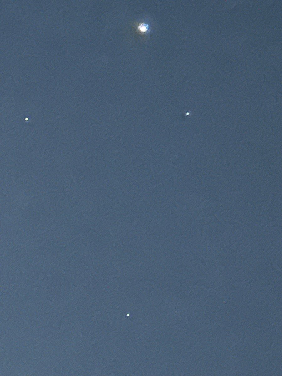 chicabonita2145's tweet photo. Tonight I saw five planets they’re aligned in a circle
I wish I had a telescope 🔭 this is the best pics I took
I have a feeling portals will be opening up around the world 🌏 ✨💫
#planetalignmentfeb28 https://t.co/KonjyrSJoj