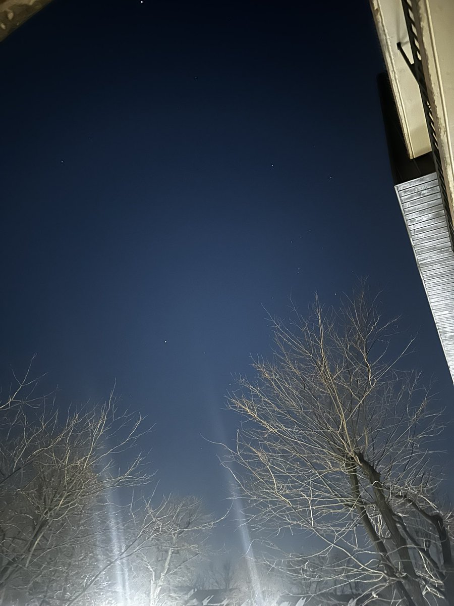 chicabonita2145's tweet photo. Tonight I saw five planets they’re aligned in a circle
I wish I had a telescope 🔭 this is the best pics I took
I have a feeling portals will be opening up around the world 🌏 ✨💫
#planetalignmentfeb28 https://t.co/KonjyrSJoj