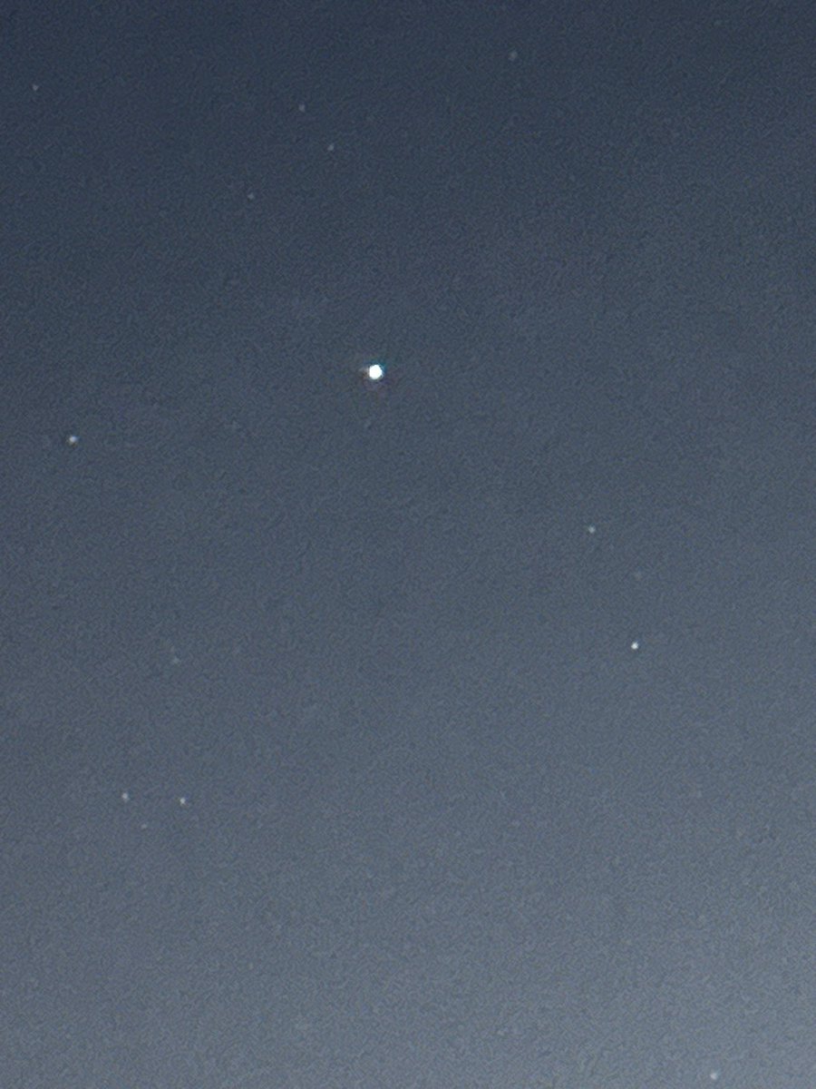 chicabonita2145's tweet photo. Tonight I saw five planets they’re aligned in a circle
I wish I had a telescope 🔭 this is the best pics I took
I have a feeling portals will be opening up around the world 🌏 ✨💫
#planetalignmentfeb28 https://t.co/KonjyrSJoj