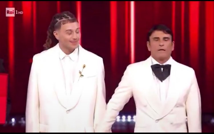 _G_L_B's tweet photo. Quindi basta vedere chi indossa ancora le cuffie e si sa già il vincitore  #Sanremo2026 https://t.co/kriZaDGJFr