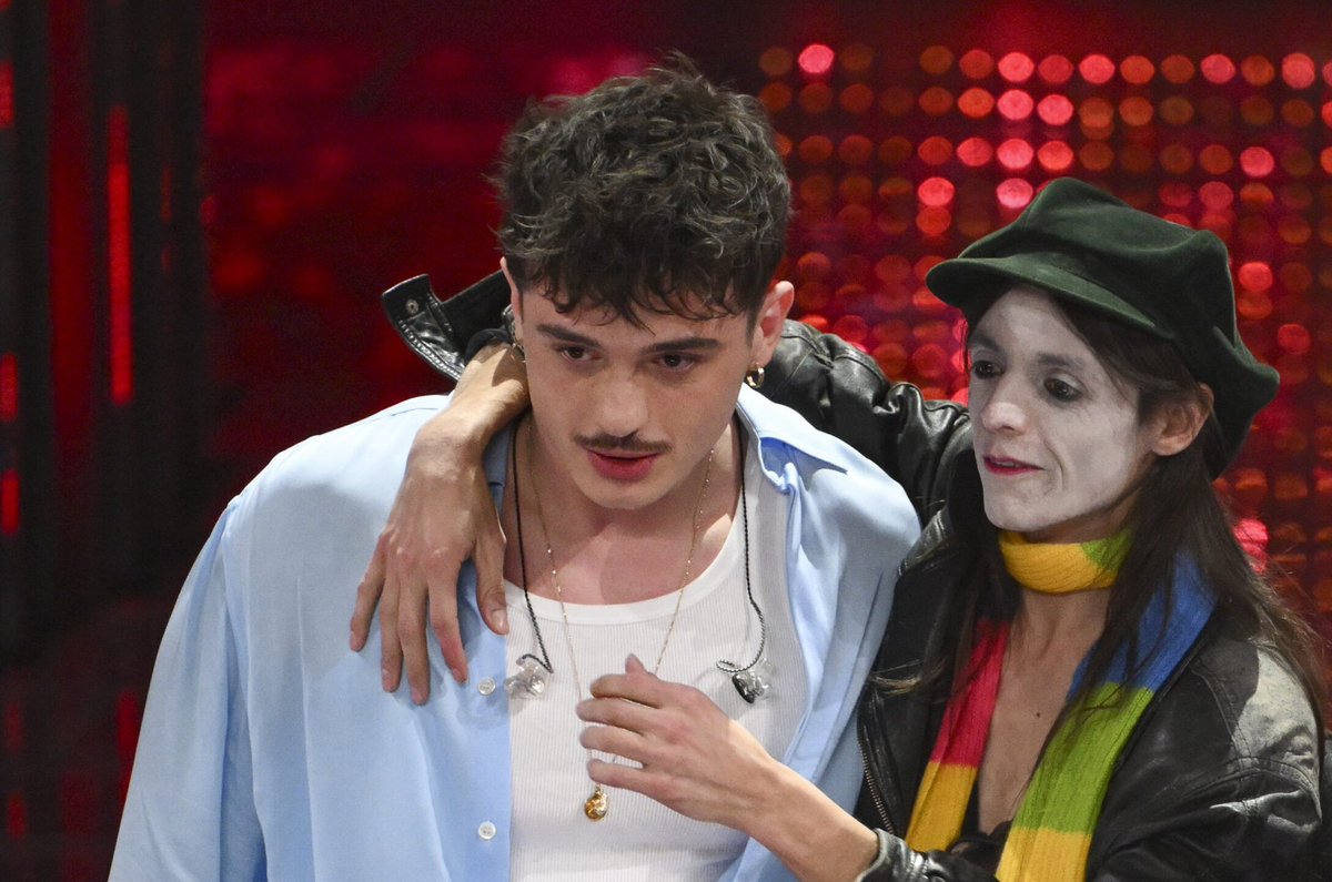 _G_L_B's tweet photo. Quindi basta vedere chi indossa ancora le cuffie e si sa già il vincitore  #Sanremo2026 https://t.co/kriZaDGJFr