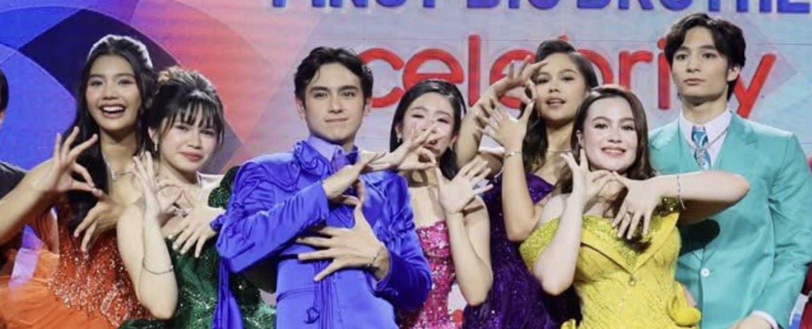 chstarkive's tweet photo. ultimate 8 has their own handsign...? 😭 https://t.co/xyks20XHrF