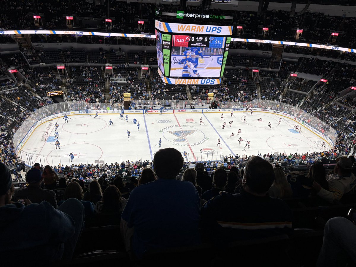 I went to the boy aquarium for the first time! 💙 #stlouisblues