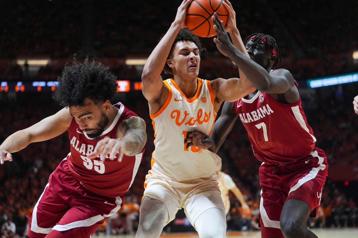 GrantRamey's tweet photo. leads given up this season 

17 vs. Kentucky
14 at Kentucky 
13 vs. Alabama
12 vs. Kansas 
10 at Missouri

#Vols collapse again in a 71-69 loss to Alabama 

https://t.co/kD2YPCsKdk https://t.co/tDWl0oPp1W