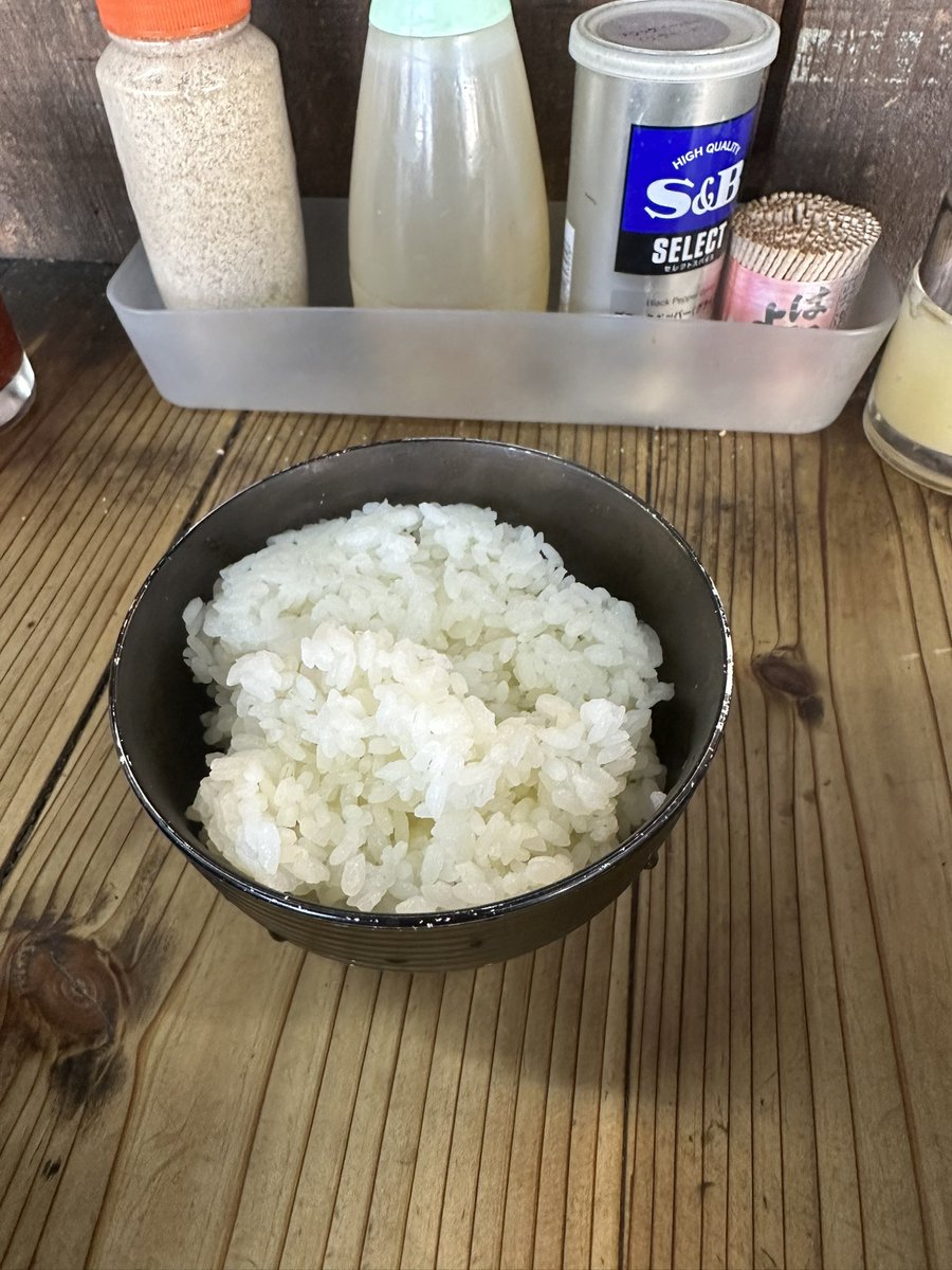 東京都瑞穂町。
横浜らーめん 湘南乃家。
湘南スペシャル　並。
ライス　(無料)。

土日曜日は朝6時からやっているから久しぶりに行きました。
何年前に一度だけ行ったけど。
美味しかったです。
ごちそうさまでした。