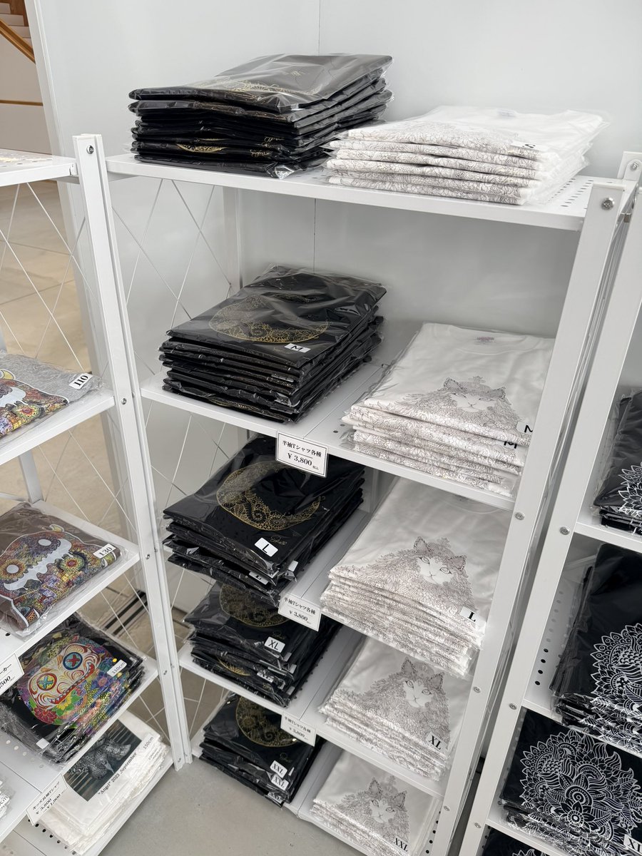 本日もサイズ欠けしていたTシャツ等、諸々納品してきました🙇‍♀️
ガチャも今のところ全て入っておりますが、ようせいさん残りわずかです🙇‍♀️

また、納品後すぐに完売してしまっていた
ムーンモンスターフィギュア、津軽塗り風アートも追加しました！

<a href="/goma_official_/">GOMA【公式】</a>