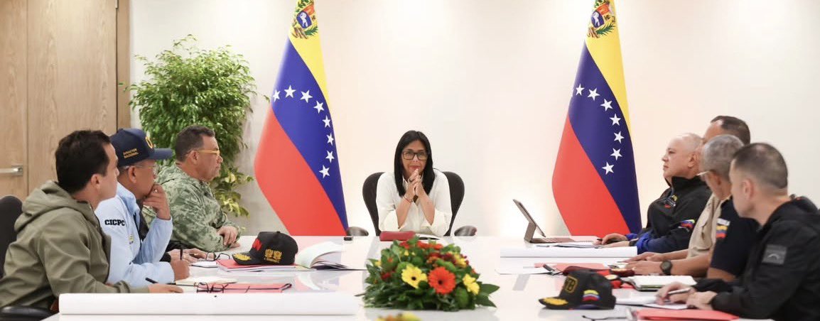 Delcy Rodríguez se reunió ayer con los responsables de la seguridad del país. 

Vean a Alexander Granko Arteaga, se afeitó el cabello y se quitó la barba.

🧐