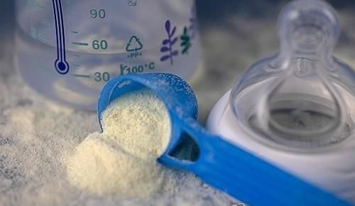 tang__kira's tweet photo. Tiga balita menjadi korban. “Dibuat mirip dengan ASI, ternyata malah mengandung racun

Tiga balita di Eropa meninggal usai mengonsumsi susu formula yang bahan bakunya dibeli dari Tiongkok. Uni Eropa kini memperketat semua impor bahan baku dari Tiongkok.

Dilaporkan arachidonic acid yang digunakan dalam susu formula tersebut terkontaminasi cereulide. Cereulide sendiri menyebabkan muntah-muntah dan diare.