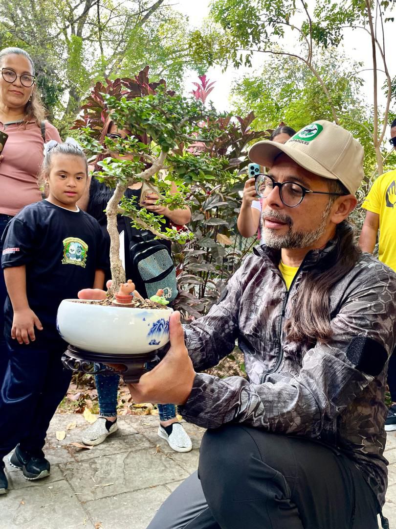 luchaalmada's tweet photo. En nuestra visita a Maracay tuve el honor de conocer a Alicia, una niña brillante que forma parte de la Brigada Estudiantil Águila Arpía.

¡Gracias, Valentina, por ser mi guía en este recorrido por el Zoológico Las Delicias!. Agradezco mucho esta grata experiencia.❤️ https://t.co/YSFkiB0Bh8
