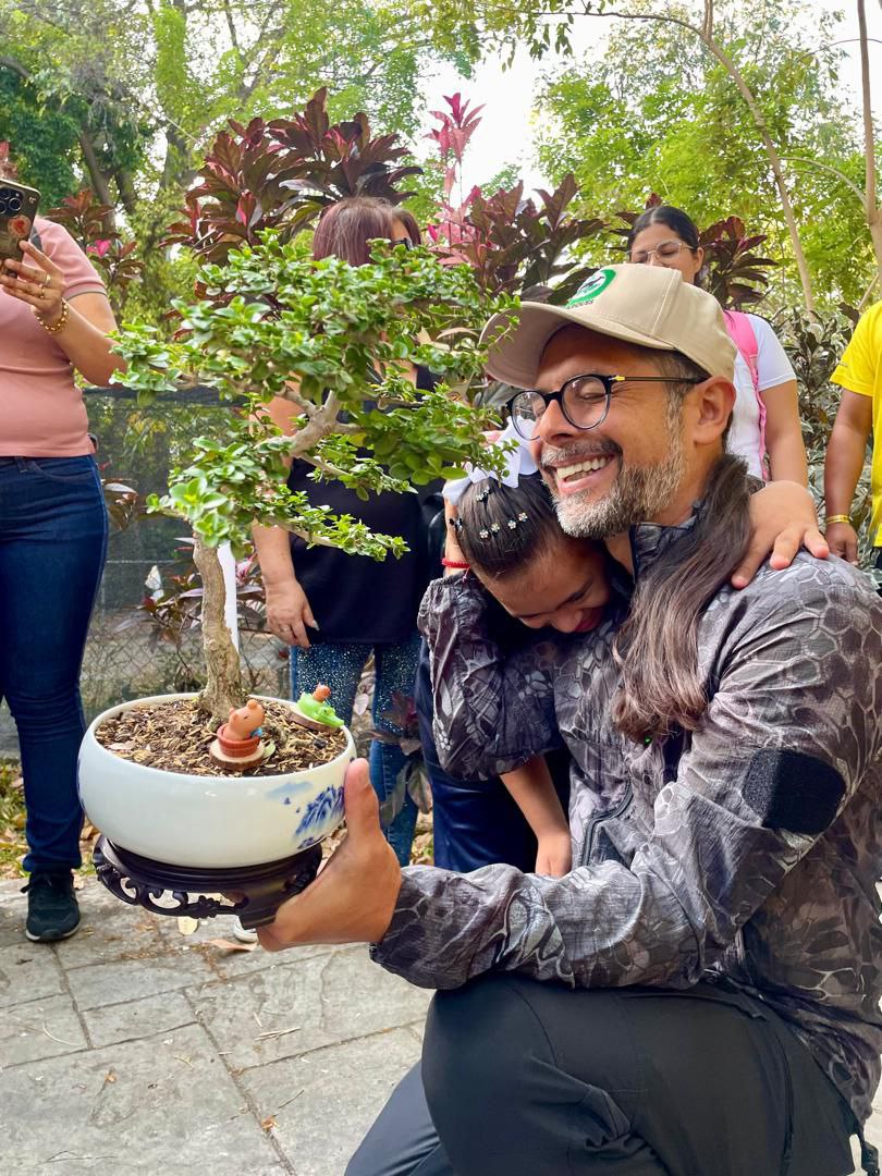 luchaalmada's tweet photo. En nuestra visita a Maracay tuve el honor de conocer a Alicia, una niña brillante que forma parte de la Brigada Estudiantil Águila Arpía.

¡Gracias, Valentina, por ser mi guía en este recorrido por el Zoológico Las Delicias!. Agradezco mucho esta grata experiencia.❤️ https://t.co/YSFkiB0Bh8