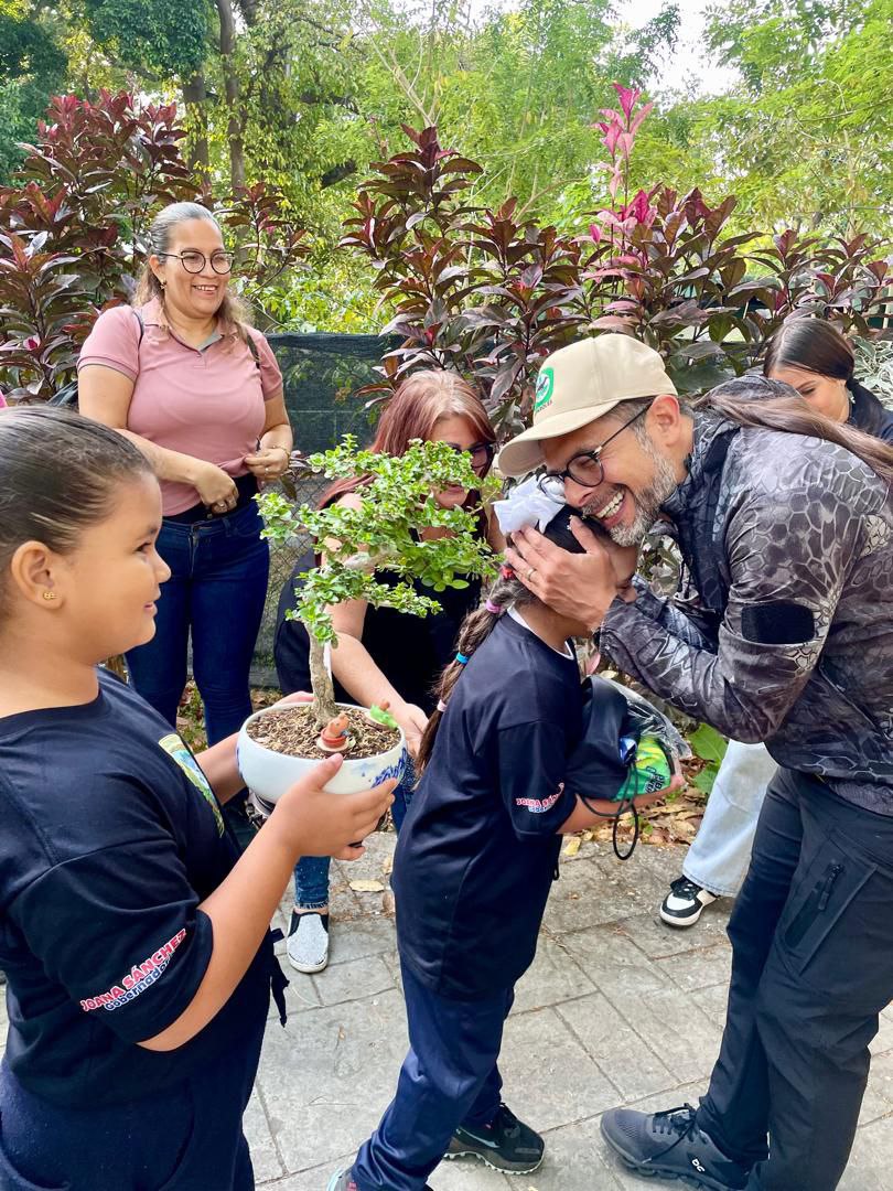 luchaalmada's tweet photo. En nuestra visita a Maracay tuve el honor de conocer a Alicia, una niña brillante que forma parte de la Brigada Estudiantil Águila Arpía.

¡Gracias, Valentina, por ser mi guía en este recorrido por el Zoológico Las Delicias!. Agradezco mucho esta grata experiencia.❤️ https://t.co/YSFkiB0Bh8