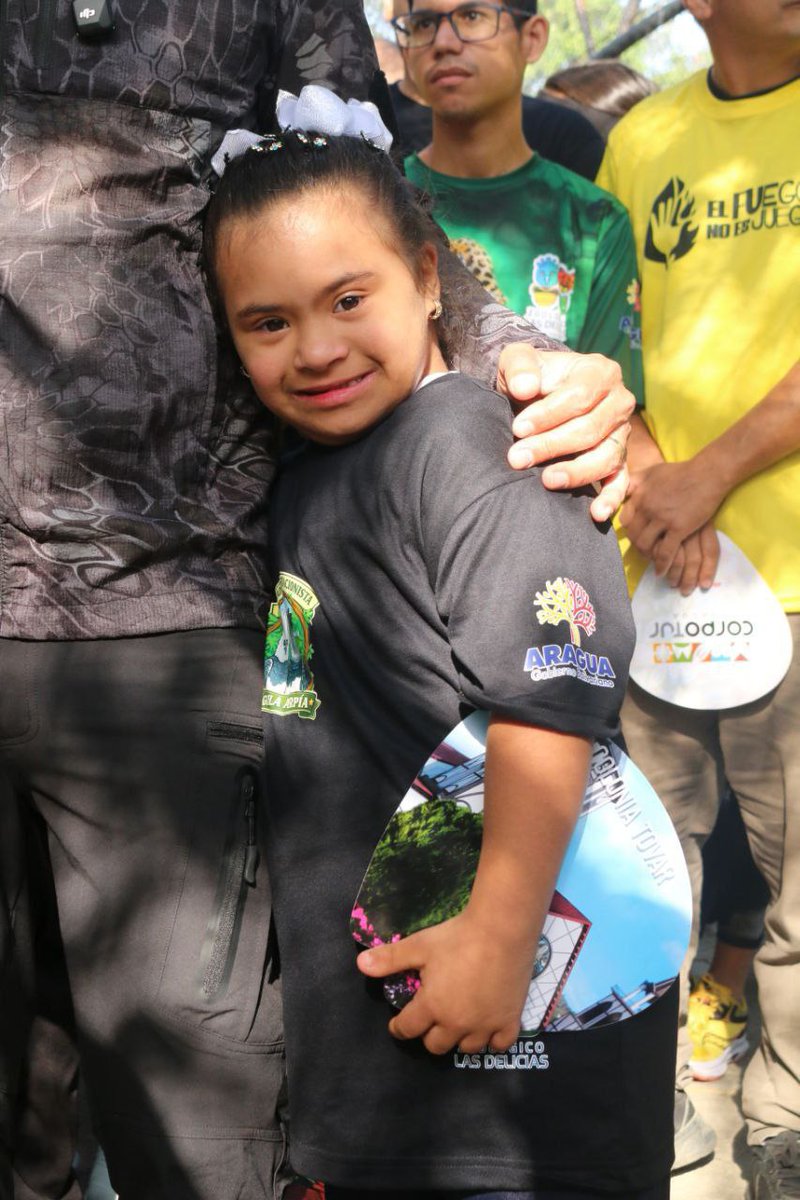 luchaalmada's tweet photo. En nuestra visita a Maracay tuve el honor de conocer a Alicia, una niña brillante que forma parte de la Brigada Estudiantil Águila Arpía.

¡Gracias, Valentina, por ser mi guía en este recorrido por el Zoológico Las Delicias!. Agradezco mucho esta grata experiencia.❤️ https://t.co/YSFkiB0Bh8