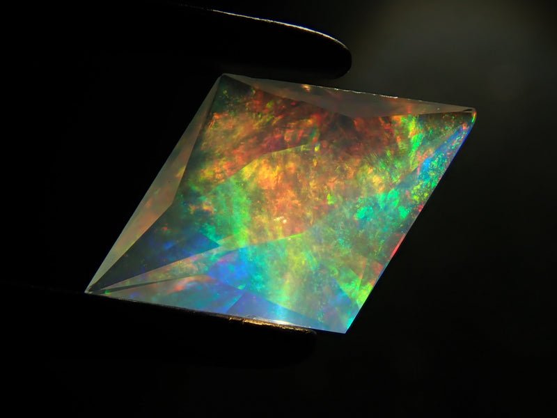 菱形のカットってどうしてこうも魔法を感じさせるのでしょうか…