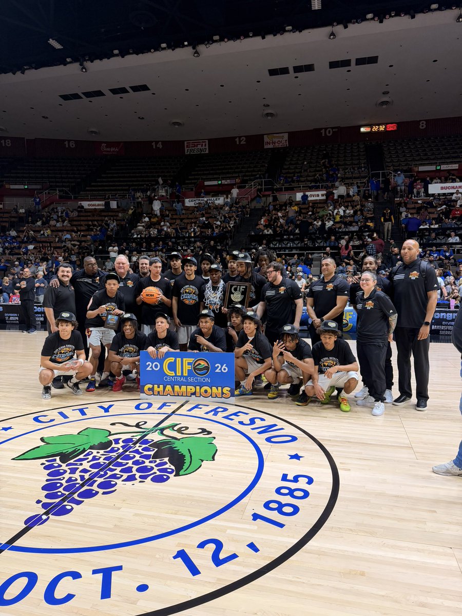 _VivianMusk_'s tweet photo. Tulare Union takes the Div. III title at Selland! 

Top-seeded Tribe controls this one out the gate against CVC, cruising to a 64-43 win over the Cavs 

@DemajeRiley balled out for his team in the final. Posting 25 pts in the Championship match up https://t.co/M1qzz4QXYY
