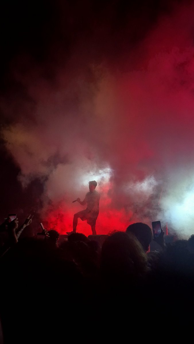 _camiz_vic's tweet photo. não podia deixar de postar aqui também essas fotos que tirei no show do lucas inutilismo, nosso querido, lvcas, ontem❗️@lucasinutilismo ♡ https://t.co/PuWCv6XlwB