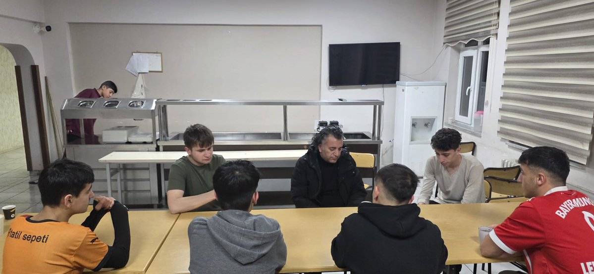 Mehmet Akif Ersoy Lisesi Pansiyonunda Sahur Buluşması

Hafta sonu pansiyonda kalan öğrencilerimizle sahur programında bir araya gelindi. Programa İpekyolu İlçe Milli Eğitim Müdürü Sayın Harun YEŞİLOVA katılarak öğrencilerimizle aynı sofrayı paylaştı.
Sahurda öğrencilerle samimi