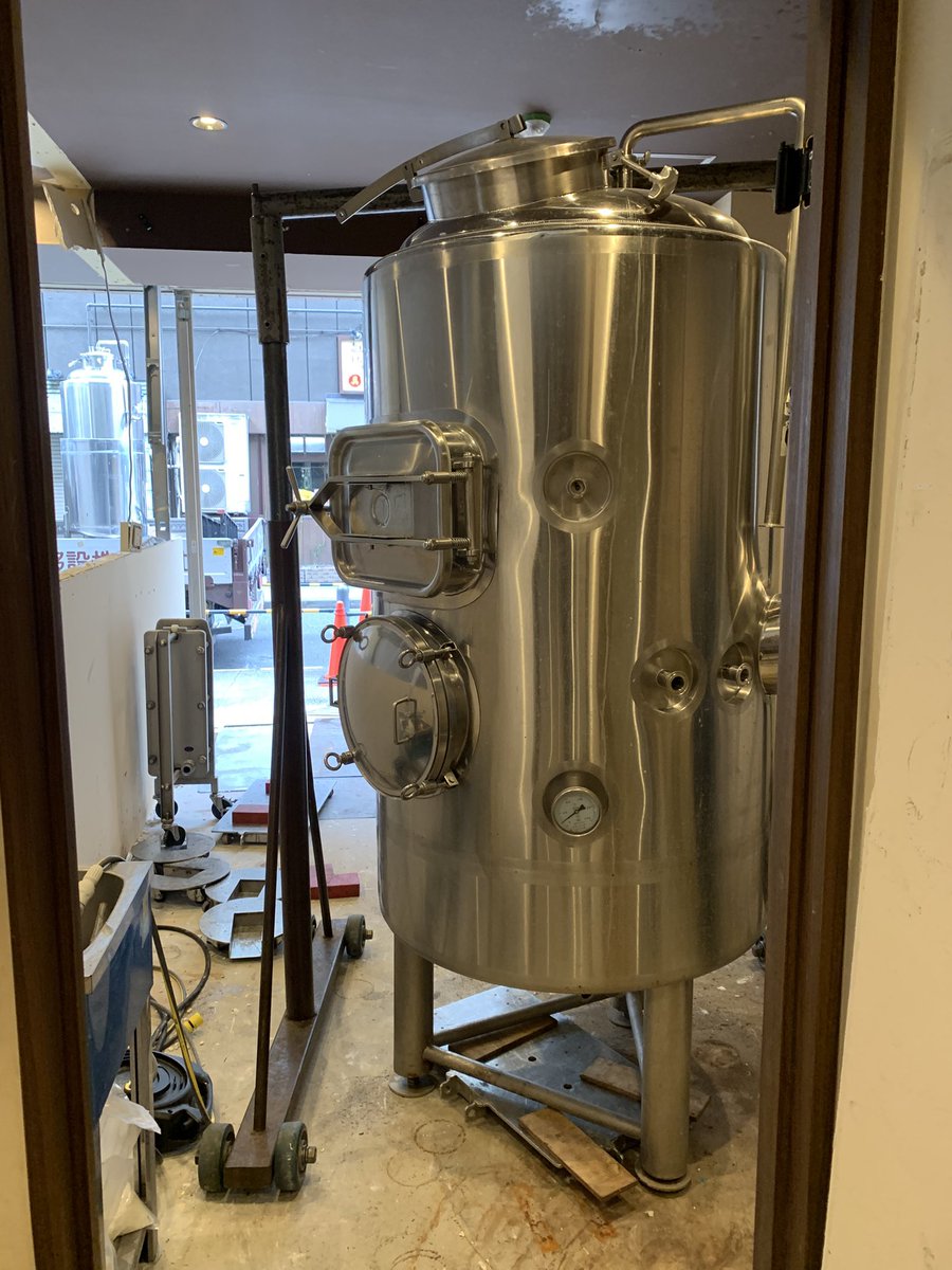 Ergo_beer's tweet photo. 2026年2月末日。
無事に北仲通の物件を明け渡すことができました。

8年間⁈

時が経つのは早いですね…
思い出せば色々ありました。
2018年1月上旬、物件を契約するもトラブル続き…
ビアパブErgo bibamus をオープンできたのは2018年6月11日。
長かった…

更にブルワリーもトラブル続きでSpicaオリジナルビール初お披露目が2019年9月9日。
これまた長かった…

そしてすぐコロナ禍突入。

よく乗り越えたものです。
支えてくれた皆さん、本当にありがとうございます。

実は数年前から移転したいと考えていました。
一つは醸造設備が低レベル過ぎること。
ラガーもつくれるようにとかセミオーダーメイドでお願いしたのは良かったのですが、指示するまでも無いであろう当たり前なところがダメだったり…
ホップ全然入れられないからIPAとかつくれないし💦
ニシノ1人でやってるので資金が少なく、当時最安だったその会社しか選択肢はなかったのですが…
よくこの酷い設備でビールつくってたなと感心します…

二つめはブルワリーが狭過ぎる事。
日々アザだらけ😅
腰を落とせなかったり体に負荷のかかる姿勢で作業せざるを得ない事が多々あり体を壊す事に…

ニシノが手描きした設計図ではパブ側を狭くして最大限にブルワリースペース確保するはずだったのですが…

そしてコロナ禍以降缶瓶需要が伸びる中、Spicaにはそれらの設備を置くスペースが無く…

また醸造設備を入れ替えれるような壁の作りにしてくれと内装業者には指示していたのですが、出来上がってみると普通の壁。
設備入れ替えには壁を壊しての大掛かりな工事が必要。
（業者選びは大事です…）

ならば移転して全て刷新するのが良いのでは？と。

かつての常連だった公務員やIT系の方も未だに戻ってはきませんし。
場所ごと変えてしまった方が…

そう思いゆるーく物件探しはしていたのですが、プライベートな事情もありもう北仲通の物件は契約更新しないと決めていました。

1年ほど前から本気で物件探しをするも、良い物件が見つからないままタイムリミット。

決めかけていた物件もあったのですが、妥協して焦って決めてしまうのは違うよなぁ…醸造最優先にしよう！という事でその物件はやめました。

最新情報としては「全て未定」です。

とはいえのんびりもしていられません。
今月中に進展が無ければやっぱり妥協してしまうかも？笑

もう暫しお待ちを。

ニシノ