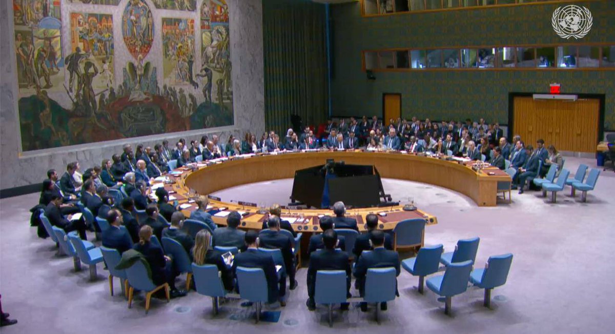 EmbRusiaMexico's tweet photo. 🎙 Intervención del Representante Permanente de Rusia ante la ONU Vasily Nebenzia en el Consejo de Seguridad de las Naciones Unidas en relación con el acto no provocado de agresión armada por parte de Estados Unidos e Israel contra Irán

💬 En las últimas horas hemos sido testigos de una nueva y extremadamente peligrosa escalada en Oriente Medio.

En la madrugada del 28 de febrero, Estados Unidos e Israel iniciaron ataques militares masivos contra el territorio de Irán. Se anunció públicamente que entre los objetivos del ataque figuraban las más altas autoridades políticas del país, así como instalaciones vinculadas al programa nuclear con fines pacíficos.

Las autoridades iraníes informan en vivo sobre el número de víctimas, incluyendo personas civiles: más de doscientos ciudadanos han fallecido en 24 provincias del país.

Expresamos nuestras más sinceras condolencias a los familiares y allegados de las víctimas, y deseamos una pronta recuperación a los heridos. Nuestro país adopta todas las medidas necesarias para garantizar la seguridad de los ciudadanos rusos que se encuentran en el territorio de la República Islámica de Irán.

Las declaraciones formuladas hoy por el Presidente de Estados Unidos, Donald Trump, según las cuales esta operación pretende impedir que Irán adquiera armas nucleares, carecen de fundamento.

Irán ha reiterado en múltiples ocasiones su disposición a hacer de la preservación de su condición de Estado no poseedor de armas nucleares la base de nuevos acuerdos con Estados Unidos, siempre y cuando se respete y se reconozca su derecho legítimo, como Estado Parte del Tratado sobre la No Proliferación de las Armas Nucleares, al desarrollo de la energía nuclear con fines pacíficos.

En este contexto, resultan absolutamente infundadas las pretensiones de los países occidentales de justificar la agresión estadounidense-israelí invocando supuestas amenazas al mantenimiento de la paz y la seguridad internacional, presuntamente derivadas del programa nuclear iraní.

👉 La única fuente de información fidedigna al respecto —los informes especializados del Director General del Organismo Internacional de Energía Atómica (OIEA)— nunca ha sugerido que Irán esté desarrollando armas nucleares.

Esperamos del Director General del OIEA, Rafael Grossi, evaluaciones inequívocas y una condena del nuevo acto que socava la autoridad del Tratado sobre la No Proliferación de las Armas Nucleares por parte de Estados Unidos e Israel.

❗️ Exigimos a Estados Unidos e Israel que cesen de inmediato sus acciones agresivas.

No existen ni existirán alternativas a la solución de las cuestiones relacionadas con el tema iraní —incluido su componente nuclear— por medios pacíficos y diplomáticos.

Insistimos en la reanudación inmediata de un proceso de arreglo político-diplomático y en la búsqueda de soluciones basadas en el derecho internacional, el respeto mutuo y el equilibrio de intereses.

Rusia se mantiene inmutablemente dispuesta a prestar toda la asistencia necesaria a dicha labor.

📍 Nueva York, 28 de febrero de 2026.

Leer el texto completo 👉 https://t.co/5tgQi5oNCY