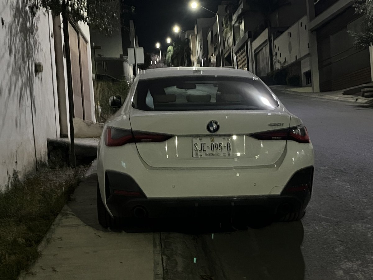 MarcedeG's tweet photo. @seguridadmtymx  a donde puedo reportar este. Adri estacionado sobre la banqueta obstruyendo el paso peatonal ? https://t.co/ScUOYRAGjp