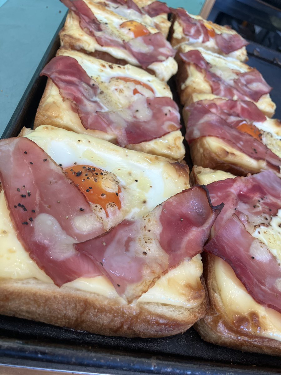 luckysbread's tweet photo. スタッフのMです！
マヨネーズの日！マヨたっぷりのベーコンエッグのピザトーストおすすめです！
人気商品、小麦の郷食パンを土台に、マヨ卵、ベーコンで王道かつ美味しい商品に仕上げました(  ᐛ 三 ᐕ🥚 🍳🧂)
カロリーの事はいったん忘れてペロリと食べちゃいましょ〜(   ᐕ)و https://t.co/bKtymdUQ2C