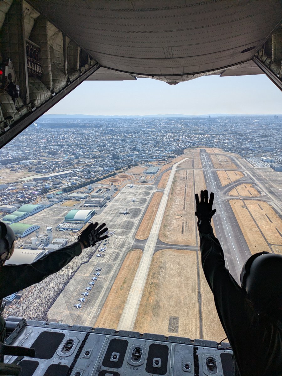 komaki_airbase's tweet photo. 只今 模擬物流投下で会場を通過したC-130Hから写真が届きました！！📸
会場はすでに盛り上がっております🔥
この迫力と熱気を一緒に体感しませんか？

皆様のご来場お待ちしております！

#小牧基地航空祭
#できたてホヤホヤ https://t.co/csYb6zPTXf