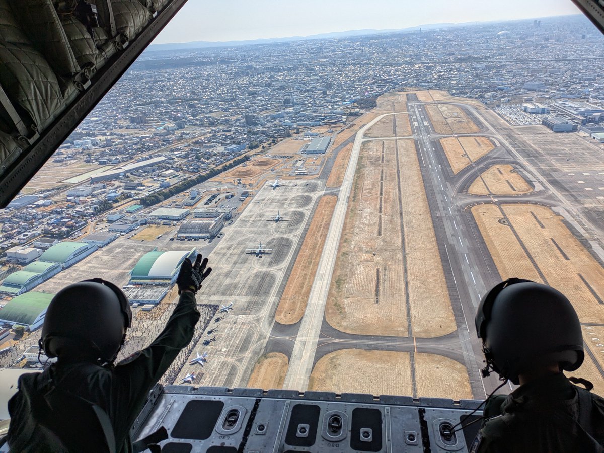 komaki_airbase's tweet photo. 只今 模擬物流投下で会場を通過したC-130Hから写真が届きました！！📸
会場はすでに盛り上がっております🔥
この迫力と熱気を一緒に体感しませんか？

皆様のご来場お待ちしております！

#小牧基地航空祭
#できたてホヤホヤ https://t.co/csYb6zPTXf
