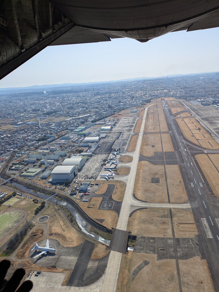 komaki_airbase's tweet photo. 只今 模擬物流投下で会場を通過したC-130Hから写真が届きました！！📸
会場はすでに盛り上がっております🔥
この迫力と熱気を一緒に体感しませんか？

皆様のご来場お待ちしております！

#小牧基地航空祭
#できたてホヤホヤ https://t.co/csYb6zPTXf