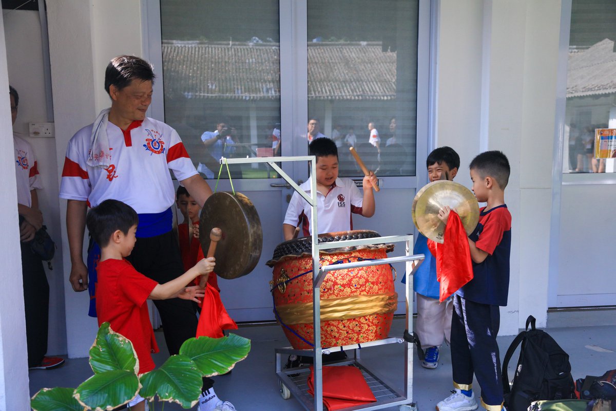 ISSIntSch's tweet photo. The campus came alive to the beat of lion dance drums as we welcomed the Lunar New Year!! 🦁🥁

#Educatingtomakeadifference #ChineseNewYear #liondanceperformance #festivevibes #celebration #kampongspirit #ISScommunity https://t.co/uXdoLA720Q