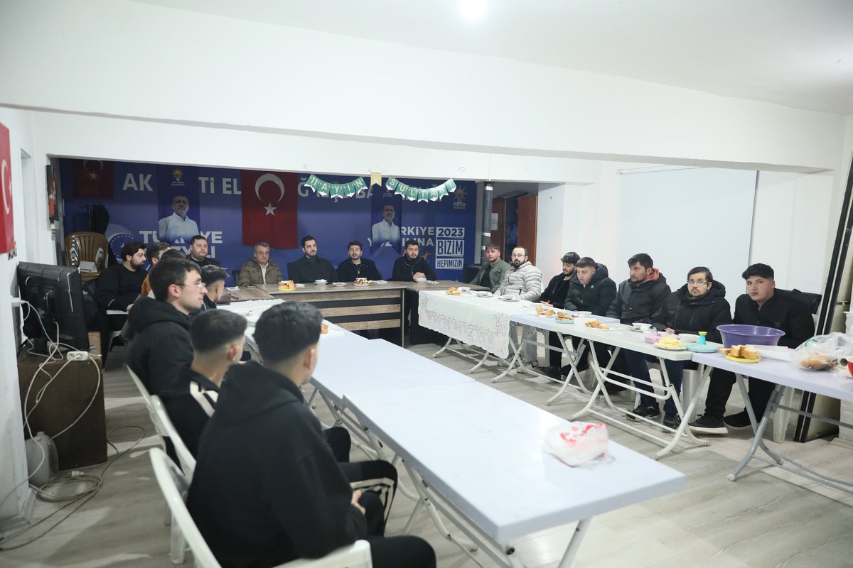 avhalilatasoy's tweet photo. Elmadağ’dayız 🙋🏻‍♂️

Bugün sahurumuzu Elmadağ’lı genç kardeşlerimizle yaptık.Soframızın samimiyeti, bereketi daim olsun. 

Bizim ruhumuzda birlik var. 🤍 https://t.co/VACKF7xGd5