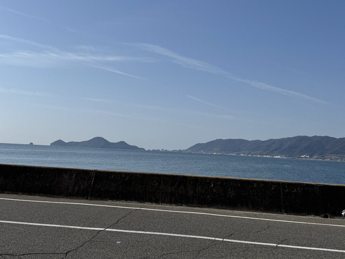 kiyoha97622's tweet photo. 3月最初のランは晴天のなか、いつもの海へ🌊🏃‍♀️💨
向こうの世界の母もきっと日向ぼっこして
編み物🧶してるのかな？と思いながら。

今月も頑張ろー٩( ᐛ )و

#Just do it
#On Cloudsurfer2
#外ラン
#ジョギング
#イマソラ
⚪︎本日のBGMは最&amp;強 https://t.co/Z7ZebBydKf