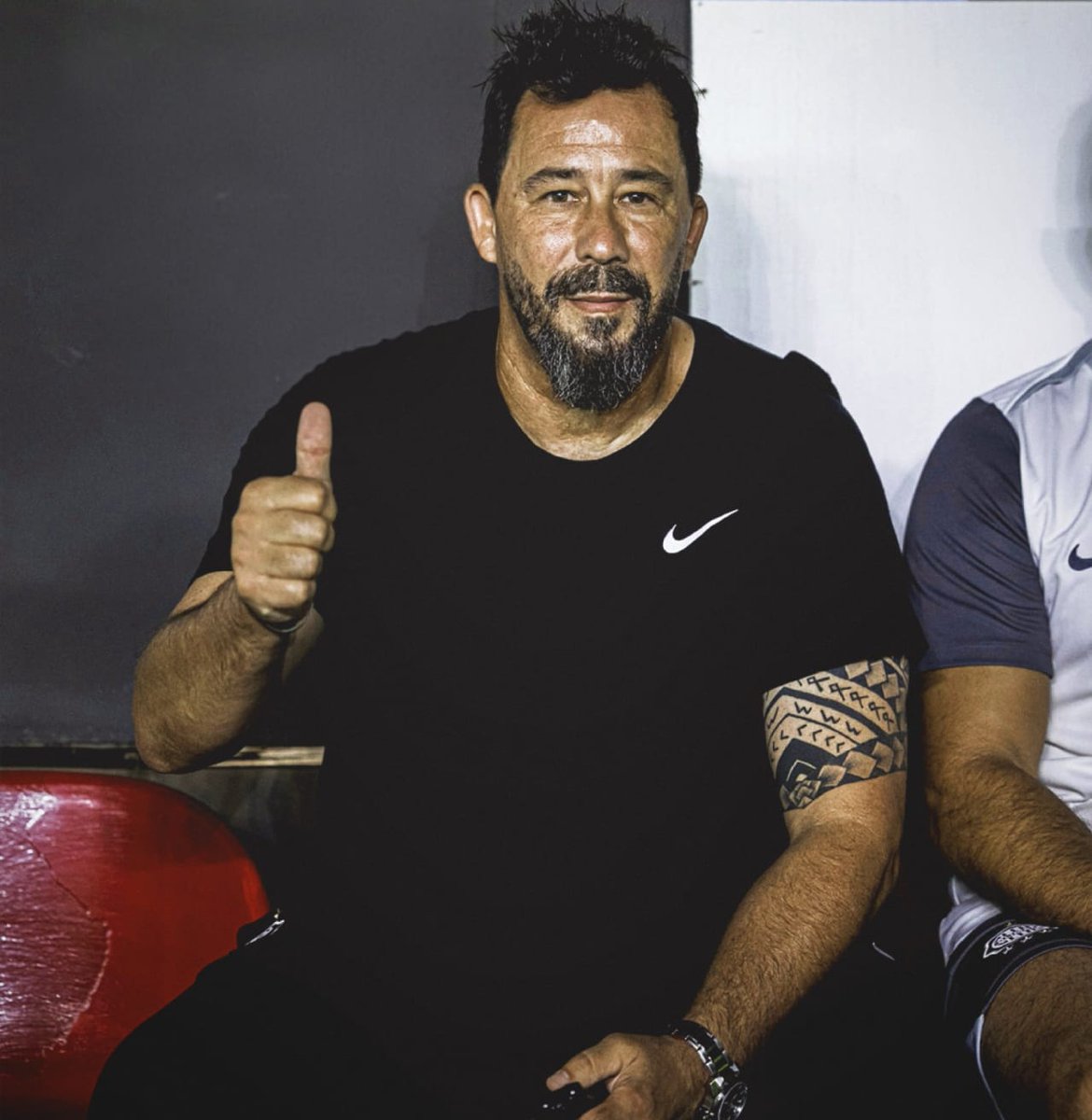 No importa quién carajo juegue, no importan los 8 cambios, no importa el rival: se mantiene un estilo, una idea, un algo que hace que te lleves los 3 puntos a casa después de cada jornada.

El Olimpia de este señor.