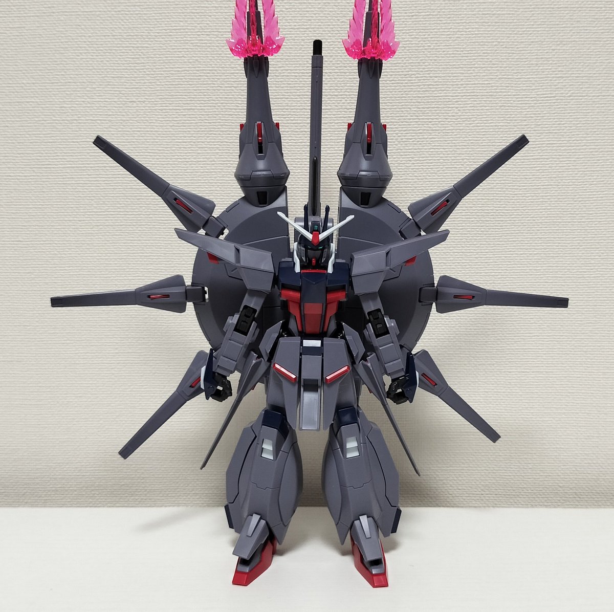 make_gunpla_c's tweet image. 2月の制作4体目はHGレジェンドガンダムです😊
前評判通りを裏切らない素晴らしいキットでした😁
めいぷら的評価☆☆☆☆☆
#seed　#destiny　#レジェンドガンダム