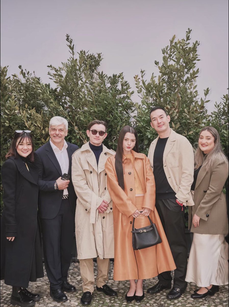 RWPArmstrong99's tweet photo. Milan fashion week has been a completely success and Tods is hiting big with Becky ! 😇👏🏼
And Richie is an important part on this being by her side to look out of her and managing her 🥹

#RICHIEEE 
#beckysangels https://t.co/jcE4cHrN0U