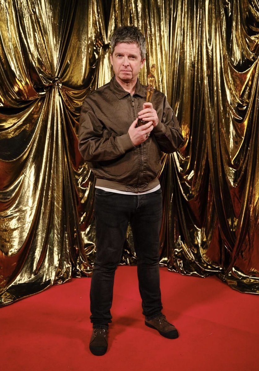 The Chief con su galardón del Brit Award! 
(Noel Gallagher, mi amor!💙✨️)
