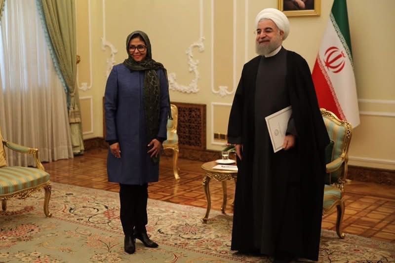 ¿Ustedes creen en Delcy?
¡Yo no!
Delcy Rodríguez (entonces canciller) reunida con Hassan Rouhani (Pdte de Irán en ese momento). Está toma es  del 2015 en Teherán, Irán. Esta reunión formaba parte de una visita para fortalecer las relaciones bilaterales entre Venezuela e Irán💀