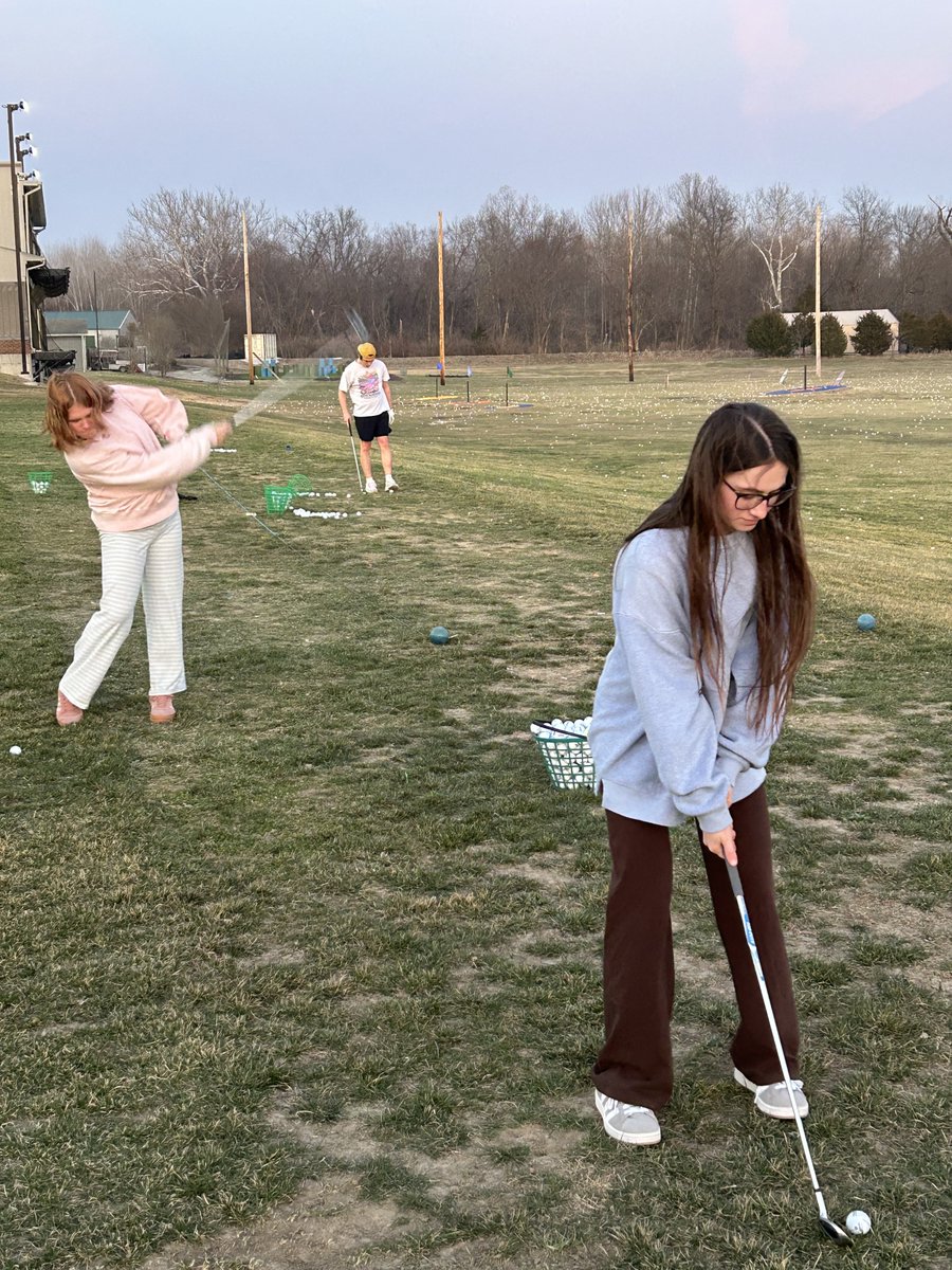 beanhead1975's tweet photo. Harrisburg girls golf prep! #tepeat #grinding #gettingBetter #girlsgolf. @Harrisburgath @harrisburgr8 @ottjimmy @TheSteveCombs @CoachAckman @DylanFainter @btstree99 https://t.co/KLQS2eZiL0
