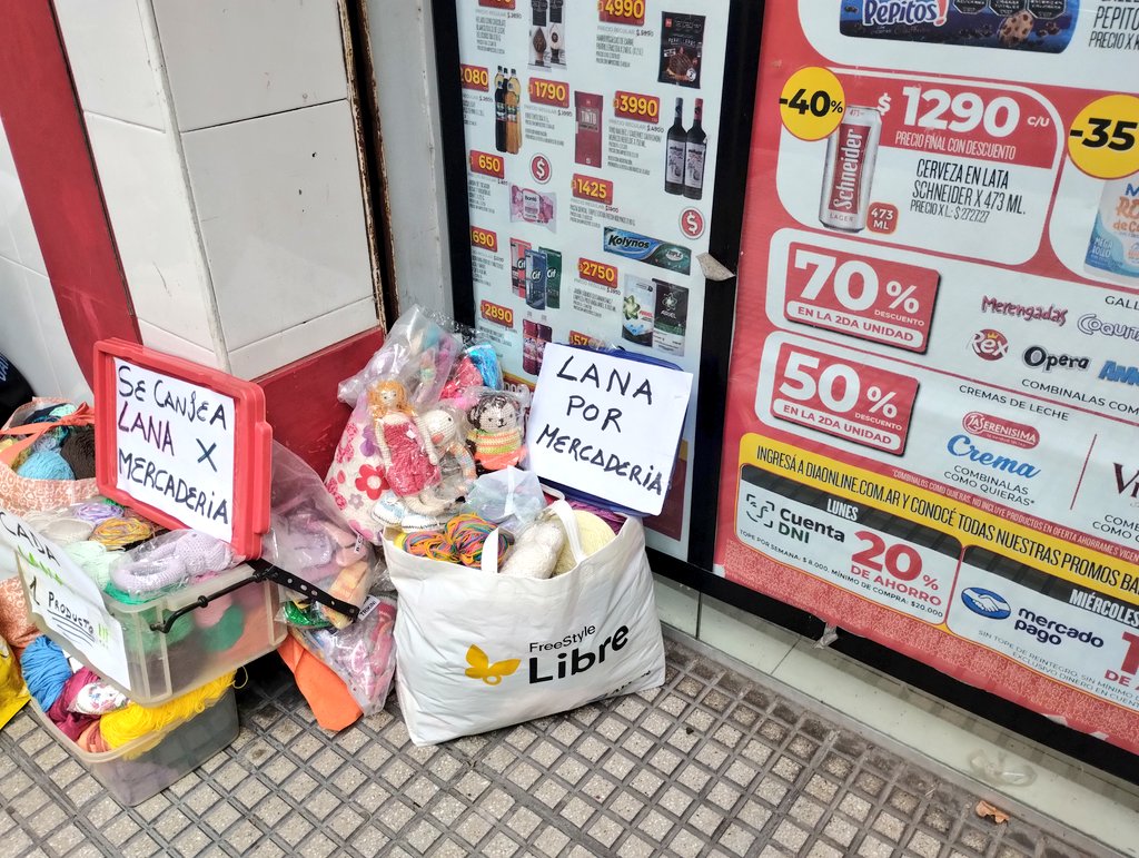 Gente fui al coto y me encontré con una familia que cambiaba lana por mercadería, les explique que había bajado el precio del Mustang a 30 mil dólares porque el millonario tilingo no le alcanzaba y ahora si va poder comprarlo para que el pais salga adelante....