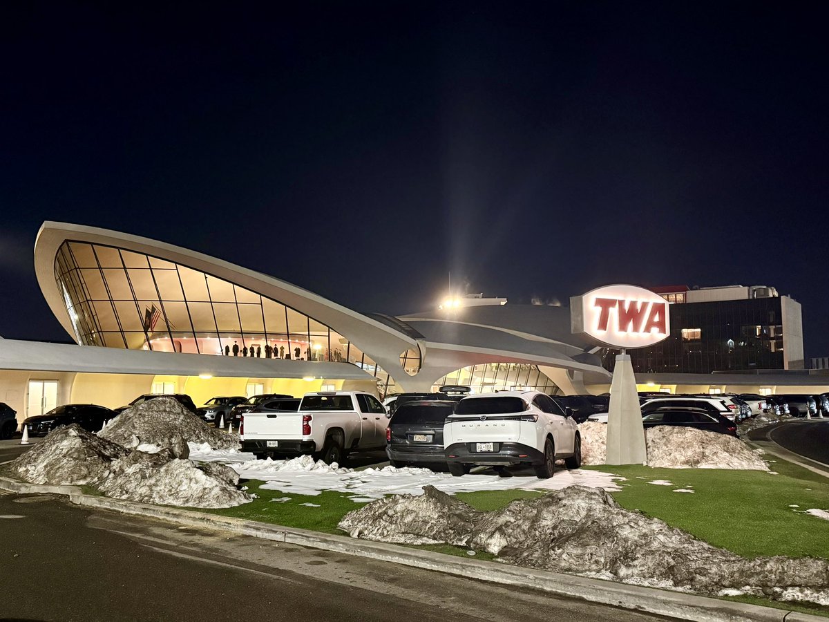 EPCOTBarCrawl tweet media