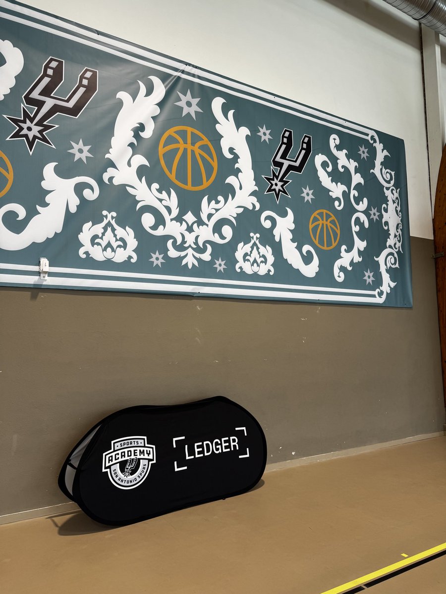 elliot_co's tweet photo. @JeffGSpursZone So happy to have our dear @spurs friends in Paris! https://t.co/v7eeuGpSOI