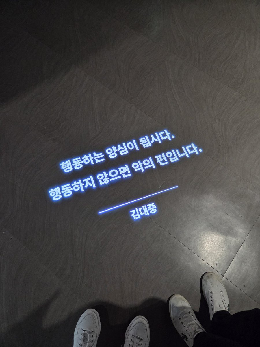 whatthehellbook's tweet photo. 광주 기개에 소름 돋고 갑니다 트럼프 죽어라 https://t.co/v6hxKvRmUD