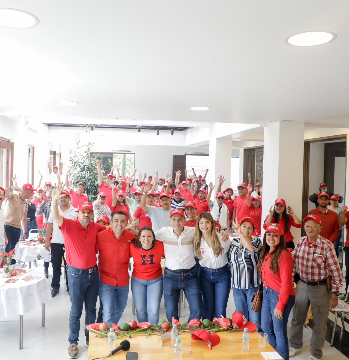 jaimeduranbar's tweet photo. Gracias Tona y al diputado de Santander @pachogonzalezg , a su familia, amigos y a los líderes de este bello municipio por abrirnos las puertas y brindarnos su confianza.

Su respaldo no es solo apoyo, es compromiso con un proyecto que avanza con paso firme. Esa confianza es la base de un trabajo serio, cercano y decidido a dejar huella en Santander y en toda Colombia.

Seguimos adelante, con convicción y gratitud.