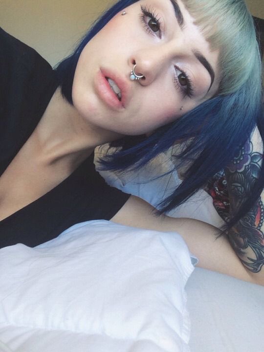 blackcherrymio's tweet photo. anyone know who this is? i need to follow her :’) https://t.co/m84N41cDdK