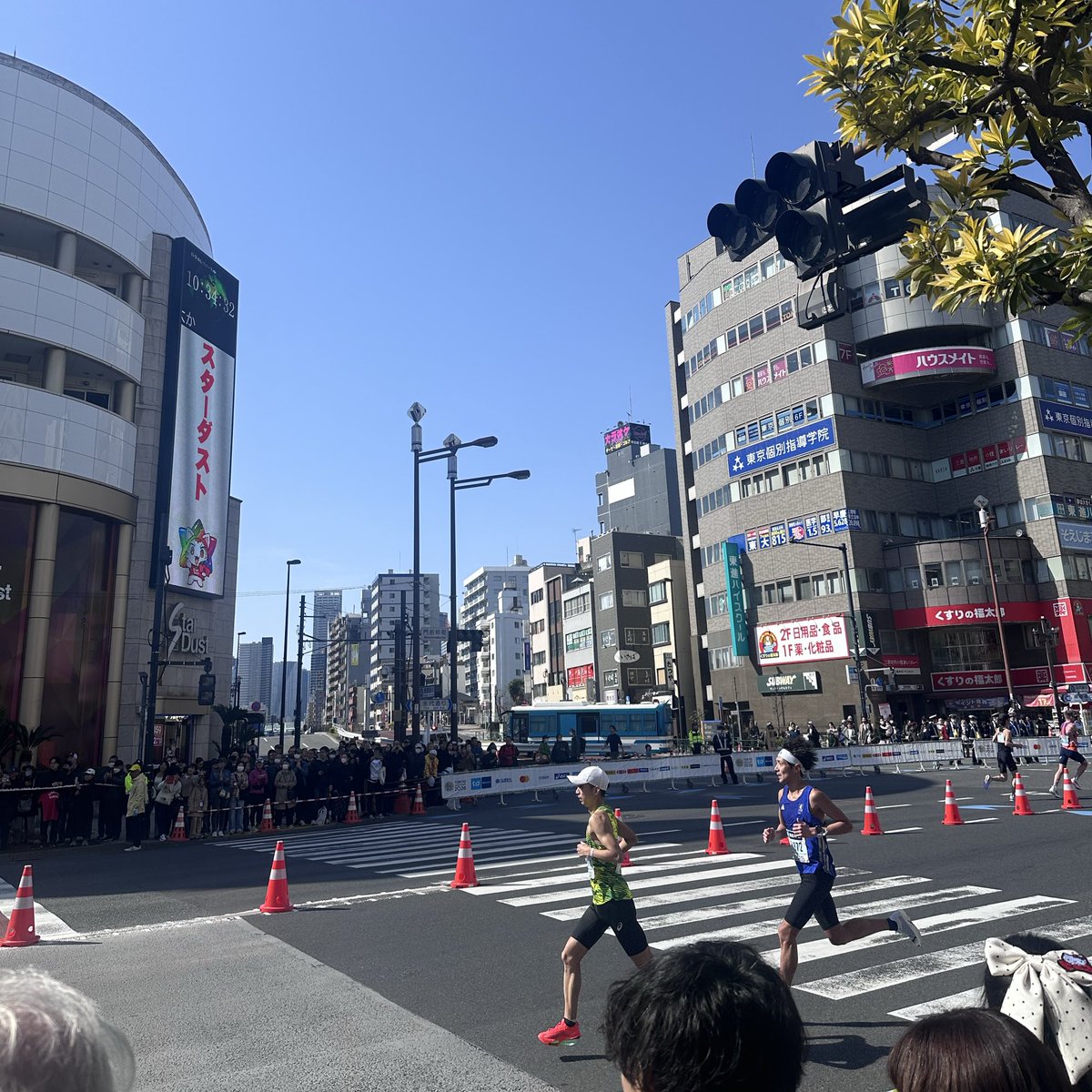 trina_flute's tweet photo. 生徒さんのご自宅に向かおうといつも使うバスに乗ろうとしたらまさかの運休…！
東京マラソン真っ只中でした🏃🏃‍♂️🏃‍♀️
初めて出会した！

少しだけ、歓声と熱気を味わえて高まりました🔥 https://t.co/Sxg3WQc2j6