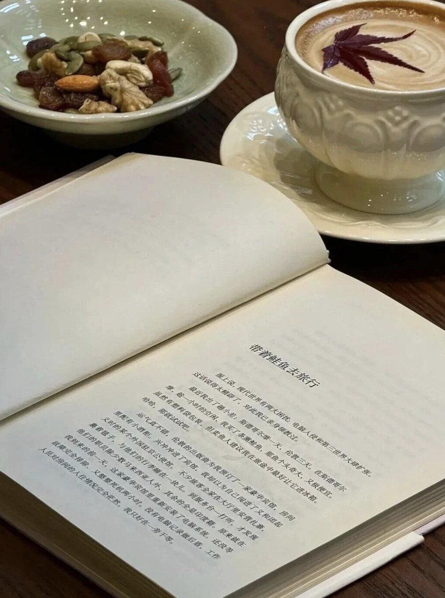 TravelYant95583's tweet image. Spring café vibes in Yantai ☕📚
Xia · One Page Book Café feels like a hidden Hogwarts library — high ceilings, warm lights, vintage shelves.
Grab coffee, read freely, stay all afternoon.
Early spring, slow and cinematic.
#Yantai #CafeHopping #SpringInYantai #VisitYantai