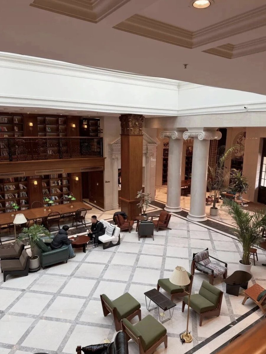 TravelYant95583's tweet image. Spring café vibes in Yantai ☕📚
Xia · One Page Book Café feels like a hidden Hogwarts library — high ceilings, warm lights, vintage shelves.
Grab coffee, read freely, stay all afternoon.
Early spring, slow and cinematic.
#Yantai #CafeHopping #SpringInYantai #VisitYantai