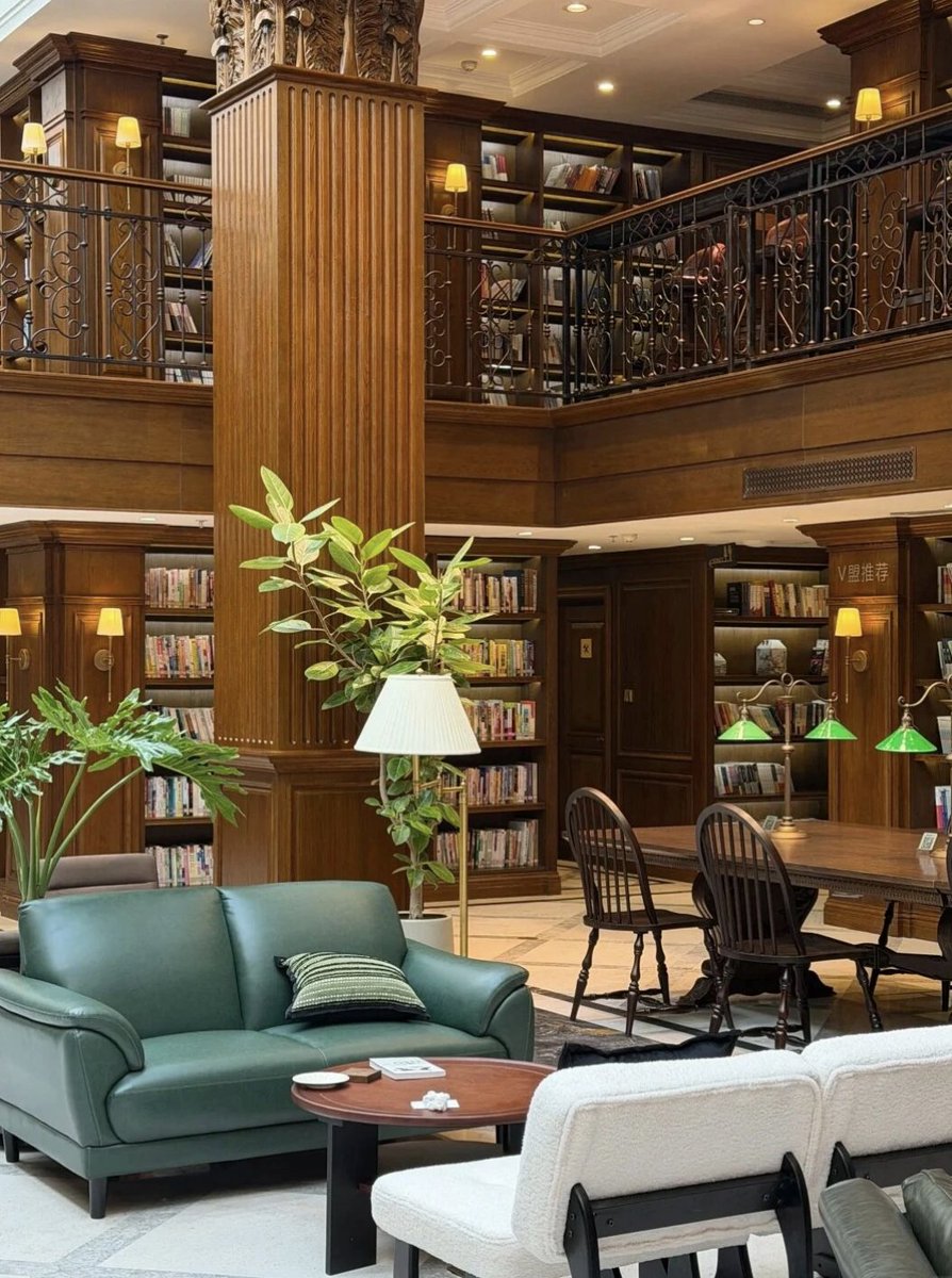 TravelYant95583's tweet image. Spring café vibes in Yantai ☕📚
Xia · One Page Book Café feels like a hidden Hogwarts library — high ceilings, warm lights, vintage shelves.
Grab coffee, read freely, stay all afternoon.
Early spring, slow and cinematic.
#Yantai #CafeHopping #SpringInYantai #VisitYantai