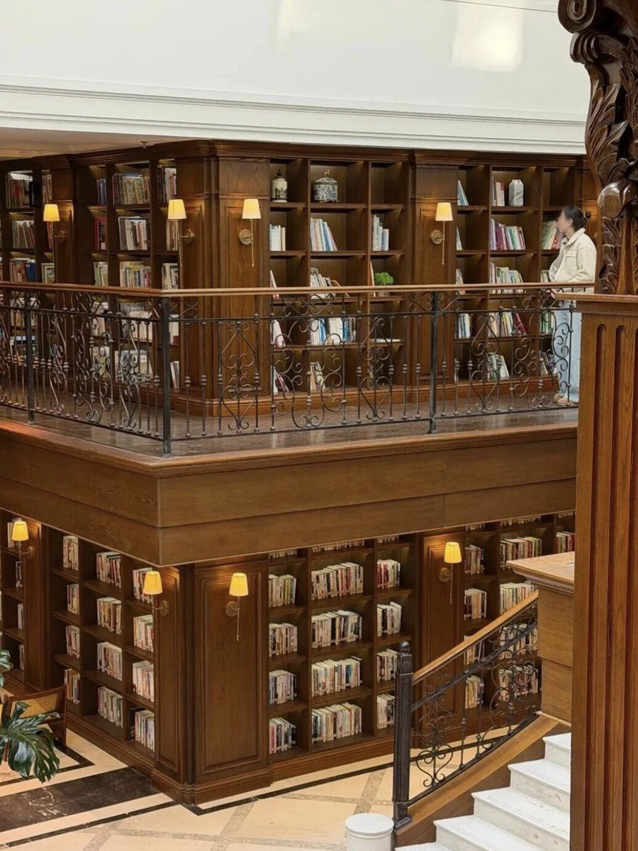 TravelYant95583's tweet image. Spring café vibes in Yantai ☕📚
Xia · One Page Book Café feels like a hidden Hogwarts library — high ceilings, warm lights, vintage shelves.
Grab coffee, read freely, stay all afternoon.
Early spring, slow and cinematic.
#Yantai #CafeHopping #SpringInYantai #VisitYantai