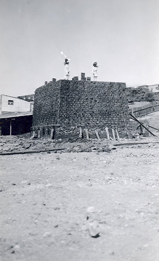 Fotografía del primer horno chonchón de ladrillos para la construcción del edificio de la Universidad Técnica Federico Santa María en el cerro Los Placeres de Valparaíso. Su desmonte comenzó en marzo de 1929.

Foto archivo UTFSM.